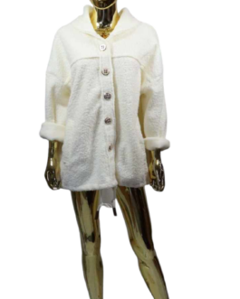 Płaszczyk buklowy na guziki śmietankowy