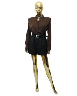 Koszula z ozdobną broszką czekolada