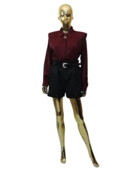 Koszula z ozdobną broszką burgund